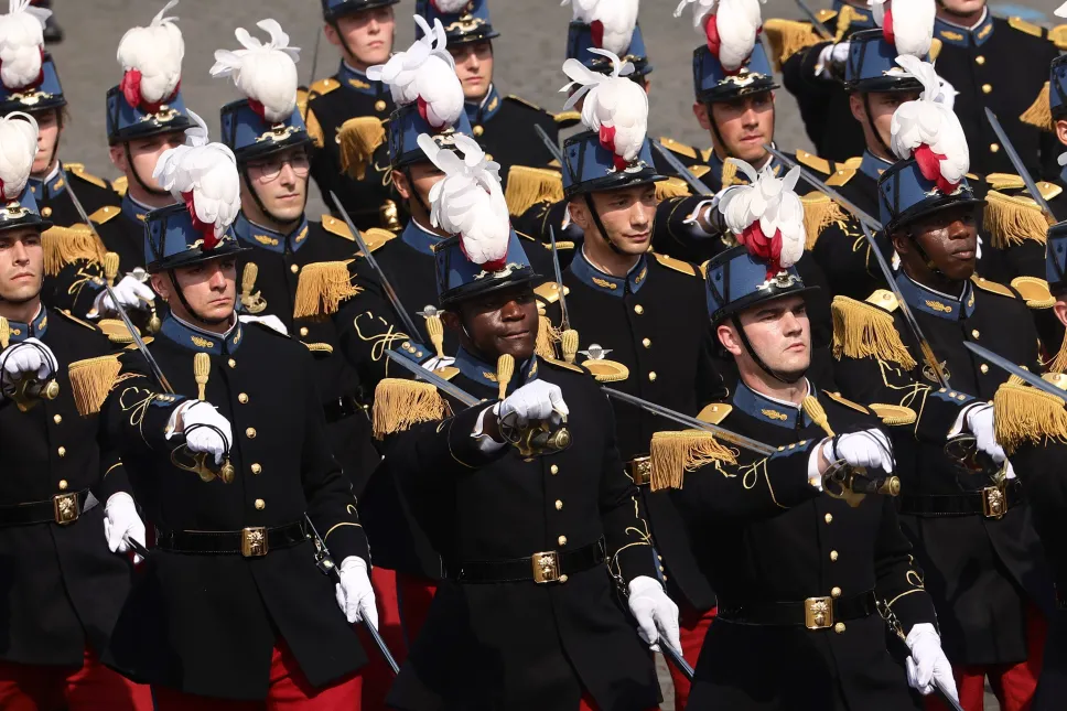 Kadeci École Speciale Militaire De Saint-Cyr biorą udział w paradzie wojskowej. Fot. PAP/EPA/TERESA SUAREZ