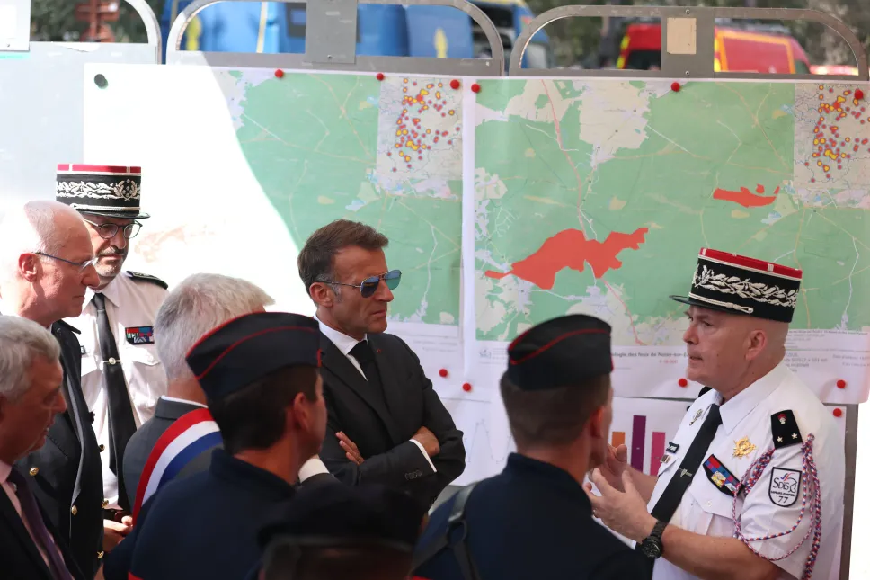 Prezydent Macron podczas wizyty w Fontainebleau. Fot. PAP/EPA/MOHAMMED BADRA/ POOL