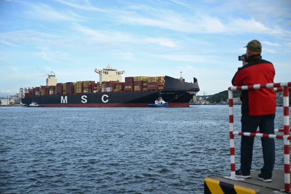  Kontenerowiec MSC Venice wpływa do portu w Gdyni. Fot. PAP/Albert Zawada
