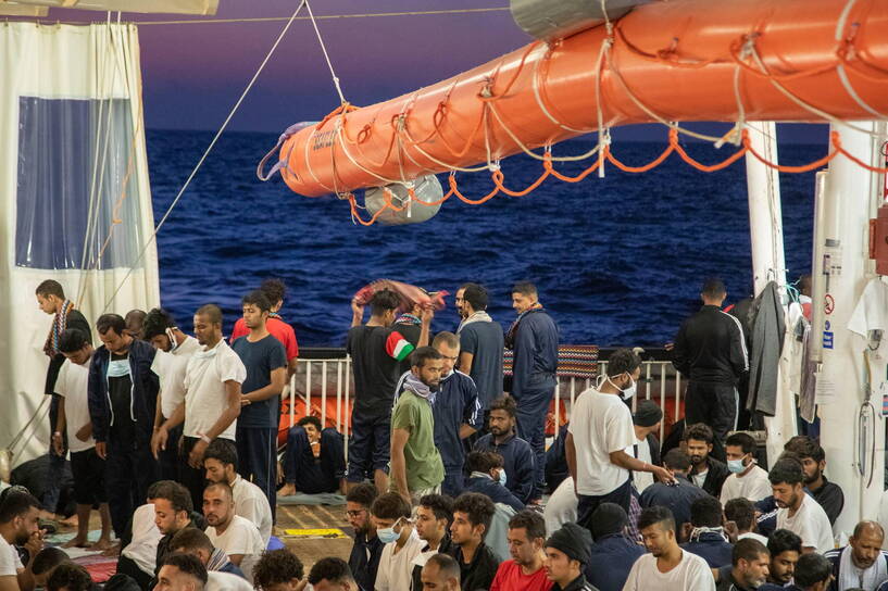 Nielegalni migranci u wybrzeży Włoch Fot. MASSIMO DI NONNO/PAP/EPA