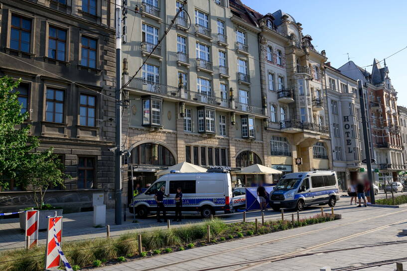 Policja na miejscu strzelaniny w okolicy jednego z hoteli przy ulicy Święty Marcin w Poznaniu, fot. PAP/Jakub Kaczmarczyk