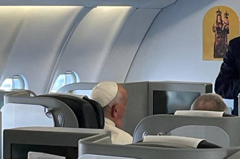 Papież na pokładzie samolotu Fot. Twitter/Watykan