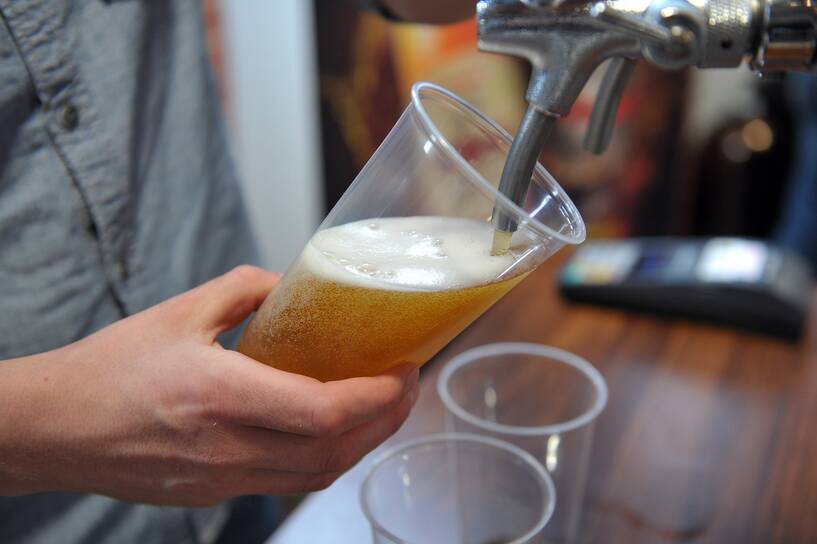 Nalewanie piwa do kufla w barze. Fot. PAP/Marcin Bielecki