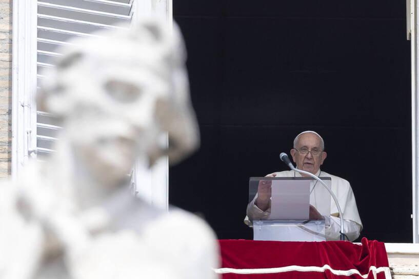 Papież Franciszek podczs modlitwy Anioł Pański w Watykanie, fot. PAP/EPA/ANSA/MASSIMO PERCOSSI