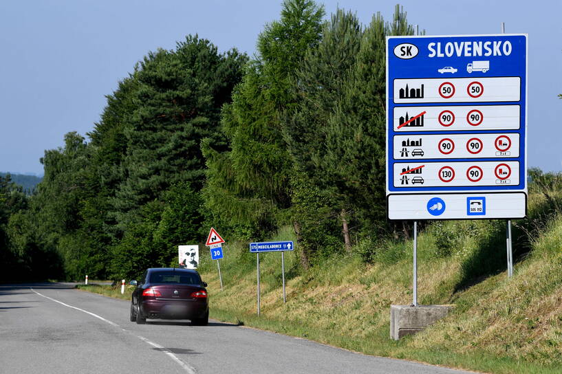 Polsko-słowackie przejście graniczne, Fot. PAP/DAREK DELMANOWICZ