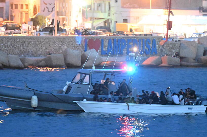 Migranci dopływający na wyspę Lampedusa Fot. CIRO FUSCO/PAP/EPA