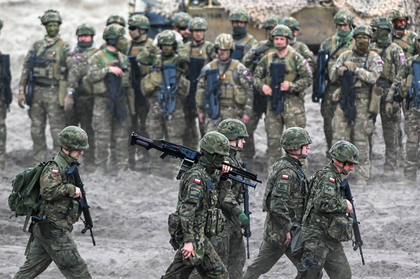 Żołnierze podczas ćwiczeń Anakonda-23 na poligonie w Nowej Dębie. Fot. PAP/Darek Delmanowicz