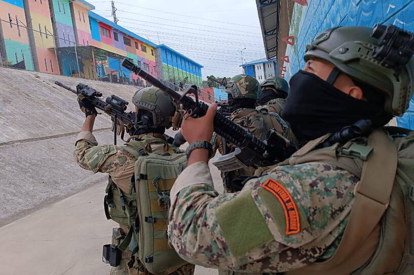 Wkrótce po wtargnięciu napastników do studia prezydent Noboa ogłosił dekret, w którym uznał, że w kraju trwa „wewnętrzny konflikt zbrojny”. Fot. PAP/EPA/Armed Forces of Ecuador HANDOUT