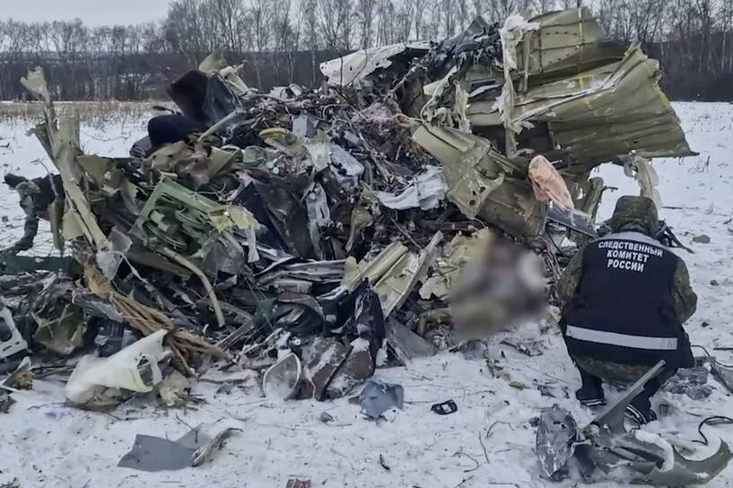 Wrak rozbitego samolotu Ił-76 w Biełgorodzie, fot. PAP/EPA/RUSSIAN INVESTIGATIVE COMMITEE HANDOUT