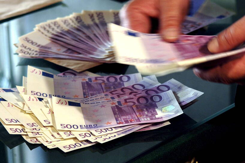 Banknoty o nominale 500 euro Fot. 	BARBARA GINDL/PAP/EPA