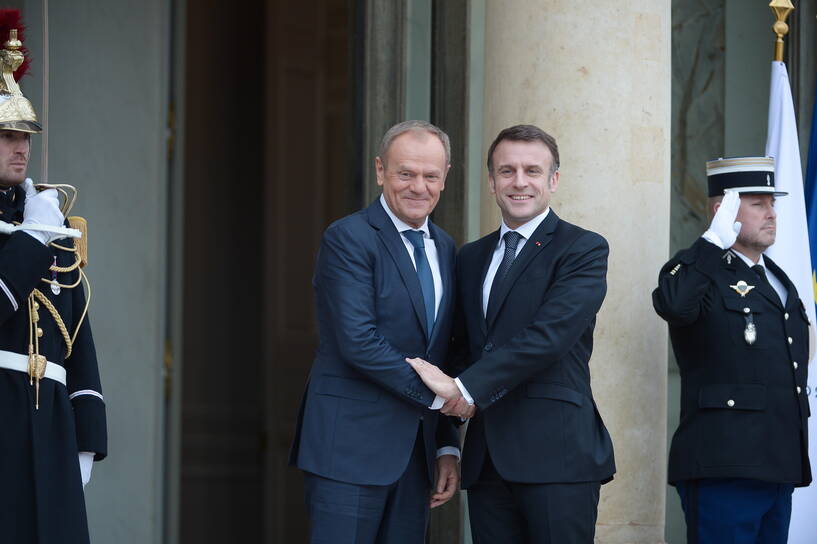 Premier Donald Tusk i prezydent Francji Emmanuel Macron podczas spotkania w Pałacu Elizejskim w Paryżu, fot. PAP/Marcin Obara