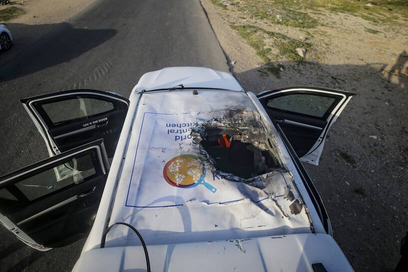 Ostrzelany samochód w Strefie Gazy Fot. PAP/EPA/MOHAMMED SABER