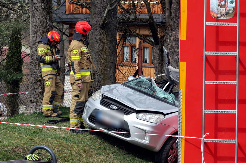 Zakopane, auto przygniecione przez drzewo. Fot. PAP/Grzegorz Momot