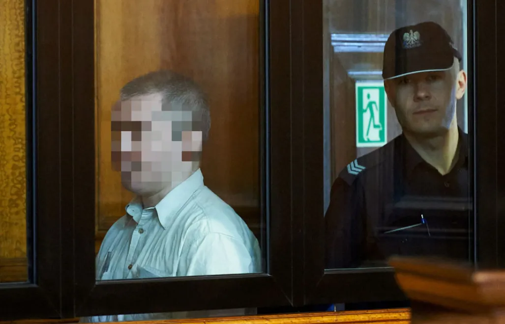 Gdańsk, 29.03.2016. Oskarżony Samir S. (L), wprowadzany na ogłoszenie wyroku w Sądzie Okręgowym w Gdańsku, 29 bm. Na karę dożywocia oraz dodatkowo na pozbawienie praw publicznych na okres 10 lat Sąd Okręgowy skazał Rosjanina Samira S., oskarżonego o zabójstwo w Gdańsku w 2013 r. trzyosobowej rodziny, w tym 16-miesięcznego dziecka. Ofiary zostały zastrzelone. (mr)  PAP/Adam Warżawa