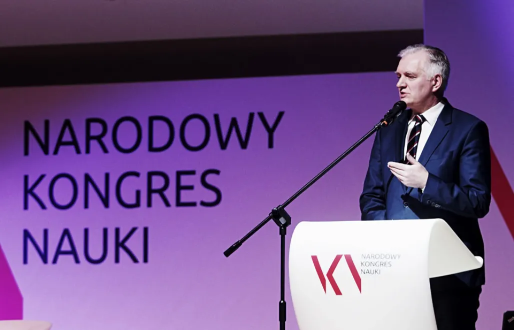 Katowice, 26.01.2017. Wicepremier, minister nauki i szkolnictwa wyższego Jarosław Gowin podczas konferencji programowej Narodowego Kongresu Nauki pt. "Ścieżki kariery akademickiej i rozwój młodej kadry naukowej", 26 bm. w Katowicach. Katowicka, 4 już konferencja programowa NKN, jest poświęcona kluczowym problemom polskiej nauki. To element procesu wypracowania założeń do nowej ustawy o szkolnictwie wyższym. Zapowiedziany przez ministra Gowina projekt ma zostać zaprezentowany we wrześniu br. w Krakowie. (mr) Fot. PAP/Michał Szalast
