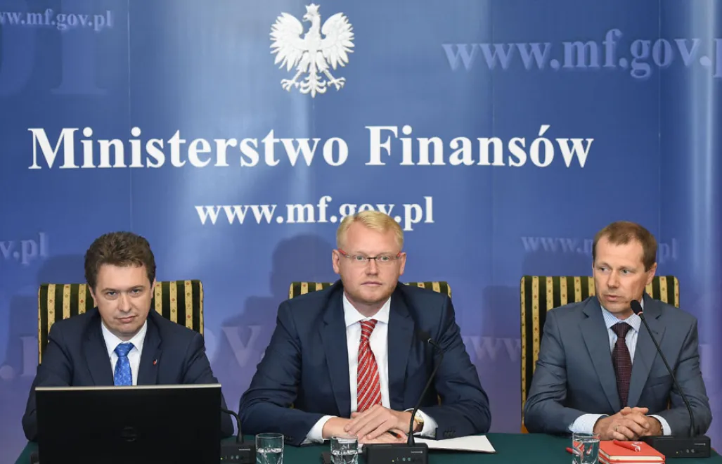 Warszawa, 09.08.2017. Podsekretarz stanu w Ministerstwie Skarbu Państwa Paweł Gruza (C), rzecznik prasowy Ministerstwa Finansów Łukasz Świerżewski (P) oraz dyrektor Departamentu Poboru Podatków w MF Tomasz Strąk (L), 9 bm. w siedzibie resortu, podczas konferencji na temat: "Dochody i zwroty VAT w latach 2007-2017". (cat/nlat) PAP/Radek Pietruszka PAP © 2017 / Radek Pietruszka