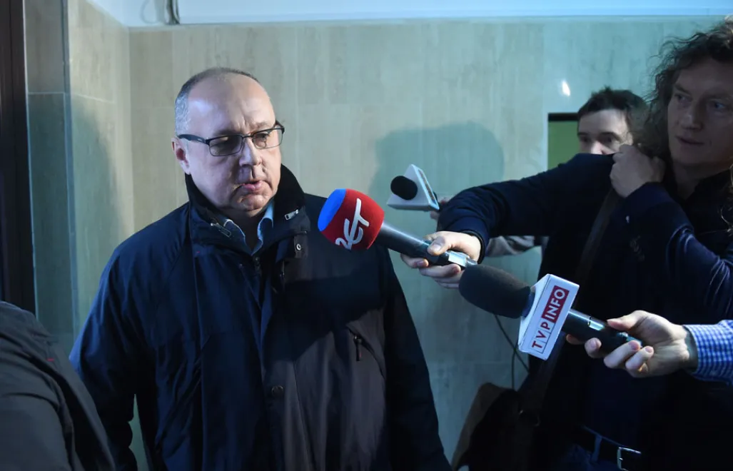 Warszawa, 06.12.2017. Były szef Służby Kontrwywiadu Wojskowego gen. Janusz Nosek, 6 bm. wychodzi z Wojskowej Prokuratury Okręgowej w Warszawie. Były szef SKW, generał Piotr Pytel został zatrzymany dziś rano przez Żandarmerię Wojskową. Z kolei generał Janusz Nosek został wezwany do prokuratury w trybie zwykłym. (nlat)  PAP/Radek Pietruszka 