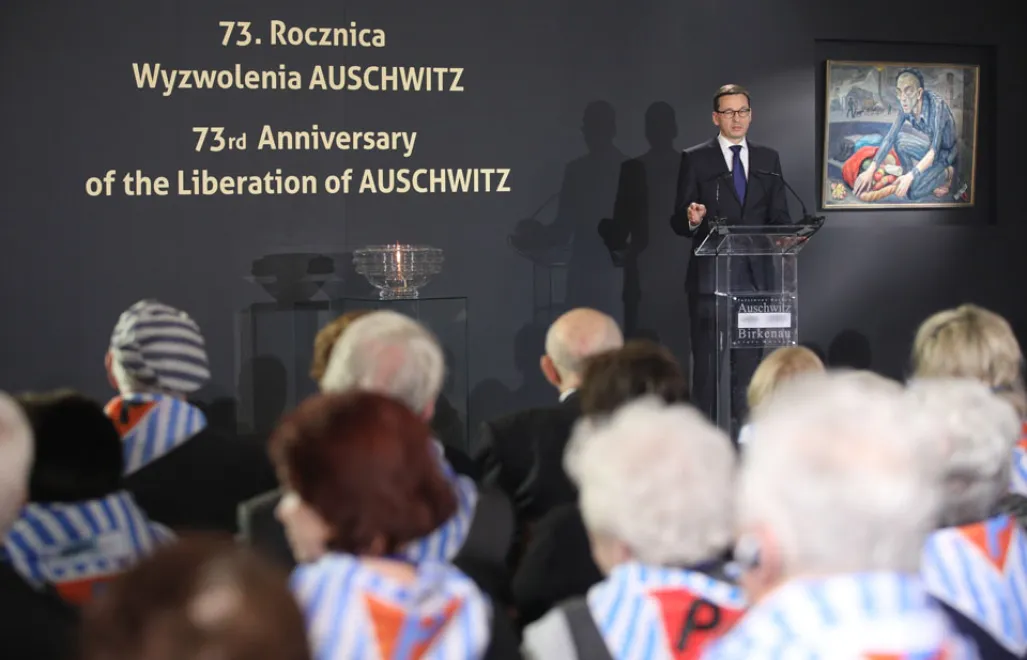 Brzezinka, 27.01.2018. Premier Mateusz Morawiecki przemawia w budynku "Sauny" na terenie byłego obozu Auschwitz II-Birkenau w Brzezince, podczas obchodów 73. rocznicy wyzwolenia niemieckiego obozu zagłady KL Auschwitz-Birkenau, 27 bm. Od grudnia 1943 r. w tym budynku przyjmowani byli więźniowie do obozu. Dzień wyzwolenia obozu Auschwitz - 27 stycznia, jest na świecie obchodzony jako Międzynarodowy Dzień Pamięci o Ofiarach Holokaustu. (mr)  PAP/Stanisław Rozpędzik