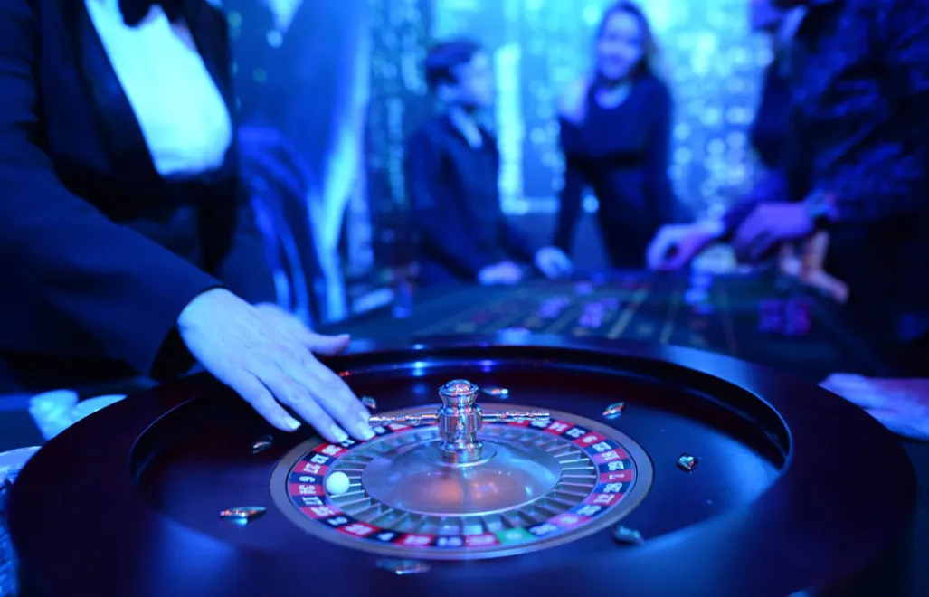 Warszawa, 01.01.2014. Bal sylwestrowy i powitanie Nowego Roku w hotelu Sheraton w Warszawie. Fot. PAP/Jacek Turczyk 