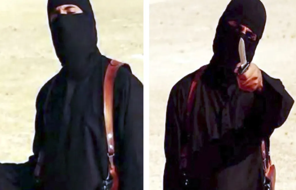 epa04638084 A composite image showing two still frames from video released by the Islamic State (IS) showing an unidentified IS militant who was pictured threatening US freelance journalist Steven Sotloff and British journalist David Cawthorne Haines before they were killed at an unknown desert location. Various media reports on 26 February 2015 state the masked militant known as 'Jihadi John' may have been identified, and identify him as British Mohammed Emwazi, born in Kuwait and being from London, Britain.  EPA/ISLAMIC STATE VIDEO / HANDOUT ATTENTION EDITORS : EPA IS USING AN IMAGE FROM AN ALTERNATIVE SOURCE AND CANNOT PROVIDE CONFIRMATION OF CONTENT, AUTHENTICITY, PLACE, DATE AND SOURCE. HANDOUT EDITORIAL USE ONLY 
 Archiwum PAP/EPA