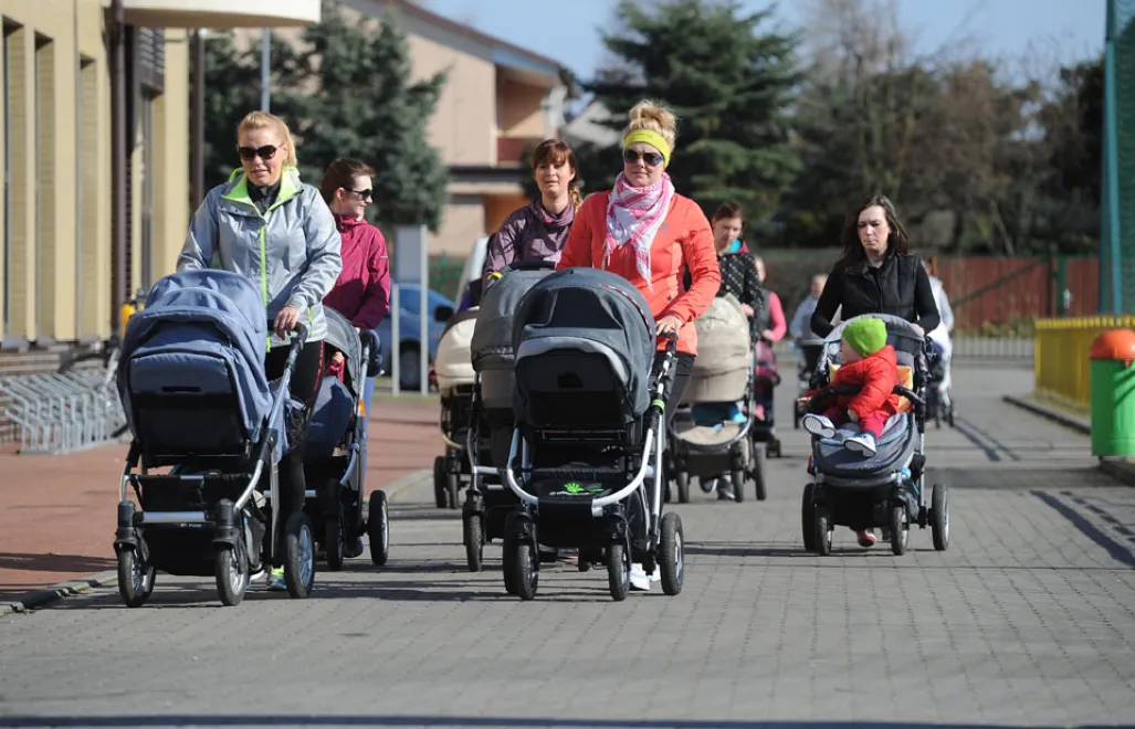 Police, 16.03.2016. Mamy z dziećmi, podczas treningu w Policach, 16 bm. (mb/mr) Archiwum, fot. PAP/Marcin Bielecki