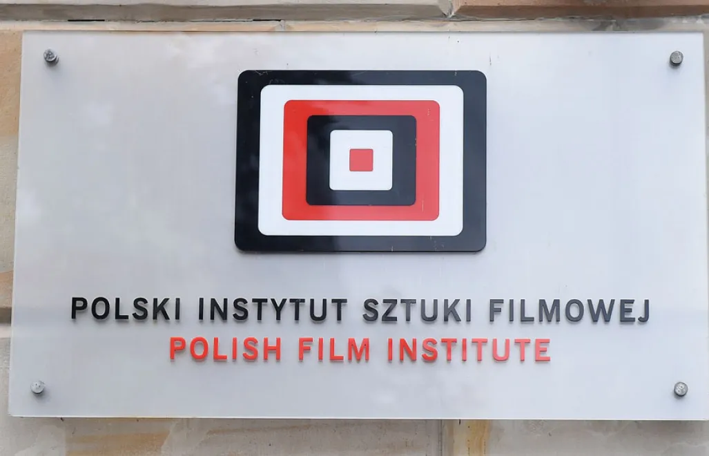 Warszawa, 09.10.2017. Logo Polskiego Instytutu Sztuki Filmowej na ścianie siedziby Polskiego Instytutu Sztuki Filmowej w Warszawie, 9 bm.  (rp/am)  Archiwum PAP/Radek Pietruszka 