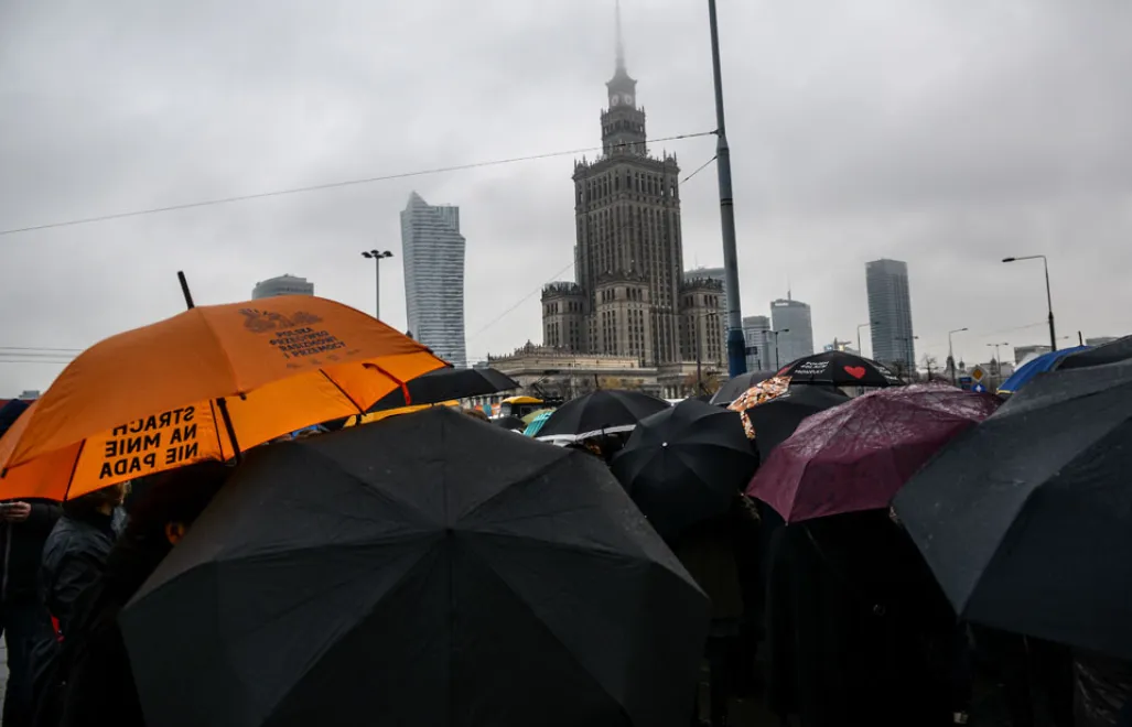 Warszawa, 24.10.2016. Uczestnicy "Czarnego protestu" przy Rotundzie w centrum Warszawy, 24 bm. Poniedziałek jest drugim dniem Ogólnopolskiego Strajku Kobiet. Manifestacje i pikiety odbywają się w całej Polsce, ich uczestnicy sprzeciwiają się próbom zaostrzenia prawa antyaborcyjnego. (Cat)  Fot. PAP/Jakub Kamiński