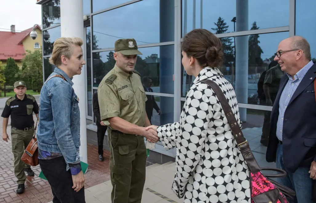 Terespol, 13.07.2017. Posłowie Nowoczesnej Joanna Scheuring-Wielgus (L), Monika Rosa (2P) i Jerzy Meysztowicz (P) oraz zastępca komendanta Straży Granicznej w Terespolu ppłk SG Krzysztof Jakimiak (2L) podczas wizyty na Kolejowym Przejściu Granicznym w Terespolu, 13 bm. Posłowie obserwowali procedury Straży Granicznej wobec osób ubiegających się o wjazd na teren RP i spotkali się z czeczeńskimi uchodźcami, w odpowiedzi na raporty Helsińskiej Fundacji Praw Człowieka, Amnesty International, Rzecznika Praw Obywatelskich oraz Stowarzyszenia Interwencji Prawnej, dot. sytuacji na przejściu granicznym w Terespolu.  PAP/Wojciech Pacewicz