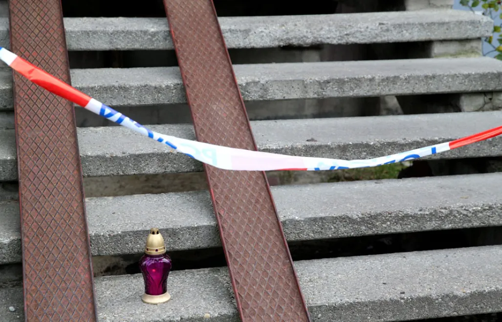 Ruda Śląska, 15.12.2015. Znicz przed budynkiem mieszkalnym w Rudzie Śląskiej, gdzie znaleziono ciała matki i jej dwóch synów, 15 bm. Do szpitala trafił ciężko poraniony ojciec. (mr)  PAP/Andrzej Grygiel