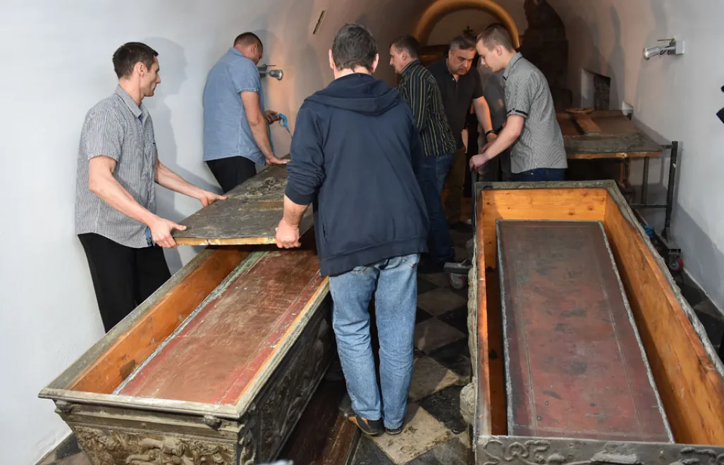 Kraków, 24.05.2016. W krypcie pod katedrą wawelską otwarto sarkofagi króla Zygmunta Augusta (L) i jego siostry królowej Anny Jagiellonki (P). Cynowe sarkofagi zostaną poddane konserwacji. Prace mają potrwać około pięciu miesięcy. (jb/kru) PAP/Jacek Bednarczyk PAP © 2016 / Jacek Bednarczyk