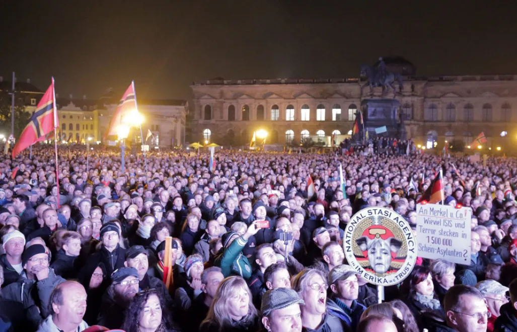 epa04984312 Pegida demonstrators gathered in front of the Semper opera house in Dresden, Germany, 19 October 2015. One year ago, Pegida (Patriotic Europeans against the Islamification of the West), took to the streets for the first time.  EPA/MICHAEL KAPPELER 
Dostawca: PAP/EPA. PAP/EPA © 2015 / MICHAEL KAPPELER