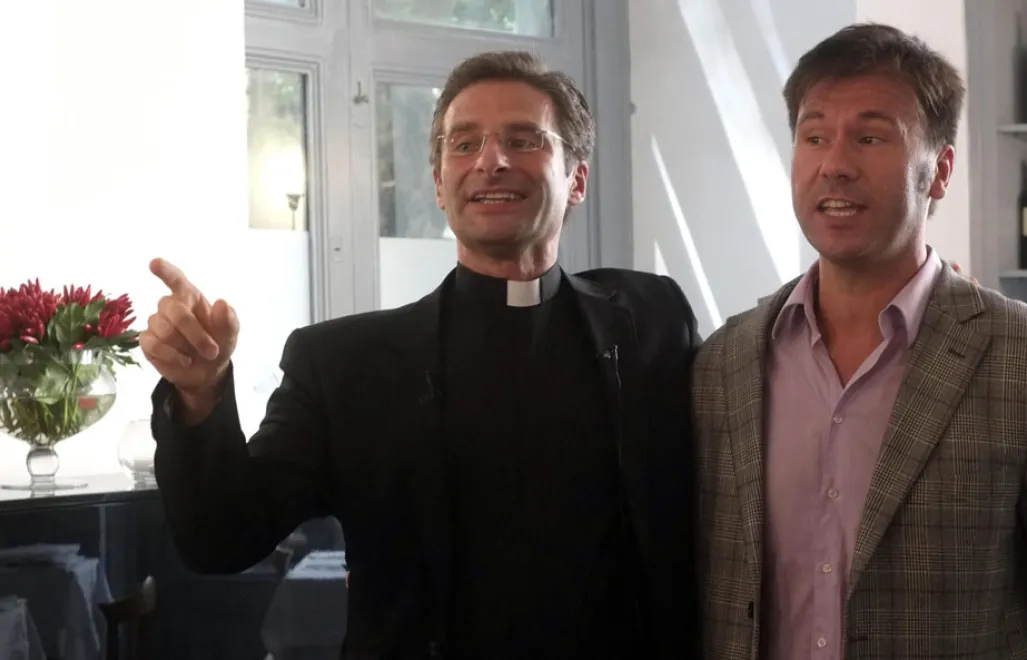 epa04961427 Monsignor Krzysztof Charamsa (L), second secretary of the Vatican's International Theological Commission, and his partner Eduardo at the end of a press conference in Rome, Italy, 03 October 2015. A Vatican theologian who told a Milan newspaper he is gay will not be allowed to continue working in his professional capacities, a Vatican spokesman said 03 October 2015. Krzysztof Charamsa told the daily newspaper Corriere della Sera he was gay. "I would like the Church and my community to know who I am: a homosexual priest, happy and proud of my own identity," Charamsa told the Milan paper.  EPA/LUCIANO DEL CASTILLO 
Dostawca: PAP/EPA. PAP/EPA © 2015 / LUCIANO DEL CASTILLO