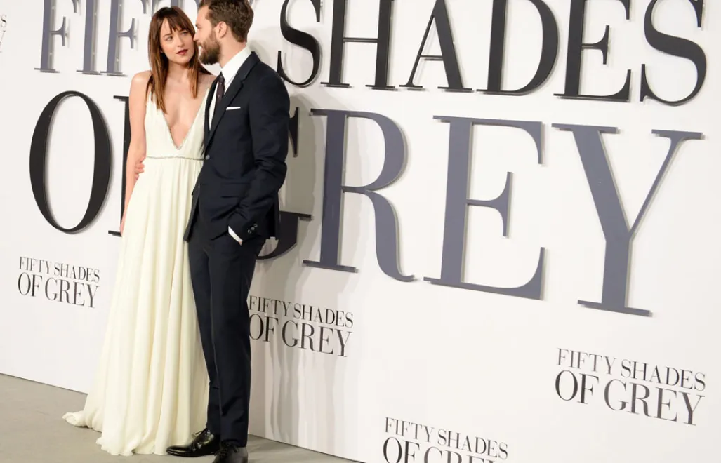 epa04616513 US actress Dakota Johnson (L) and Irish actor Jamie Dornan (R) pose for photographs on the red carpet at the UK film premiere of 'Fifty Shades of Grey in London, Britain, 12 February 2015. The movie opens in British theaters on 13 February.  EPA/ANDY RAIN 
Dostawca: PAP/EPA. Archiwum PAP/EPA © 2015 / ANDY RAIN