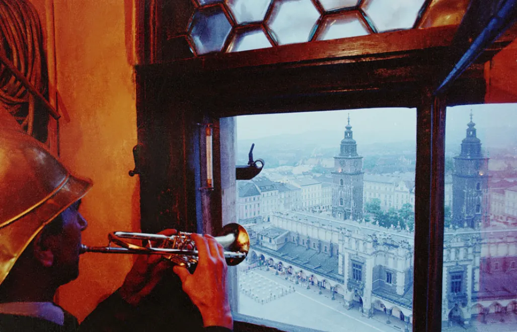 Kraków 07.1989. Hejnalista na wieży kościoła pw. Wniebowzięcia Najświętszej Marii Panny, kościoła Mariackiego.
gr
PAP/Jan Morek

Dokładny dzień wydarzenia nieustalony. Archiwum. PAP © 2013 / Jan Morek