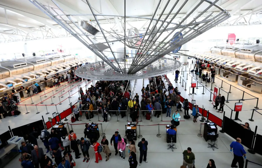 Passengers wait in line at Transportation Security Administration (TSA) checkpoint at John F. Kennedy International Airport, Queens, New York, USA, 09 October 2014. Travelers arriving from  Ebola-stricken countries in West Africa will have their temperature taken and fill out a questionnaire when they arrive at one of five major U.S. airports.  PAP/EPA © 2016 / JUSTIN LANE
