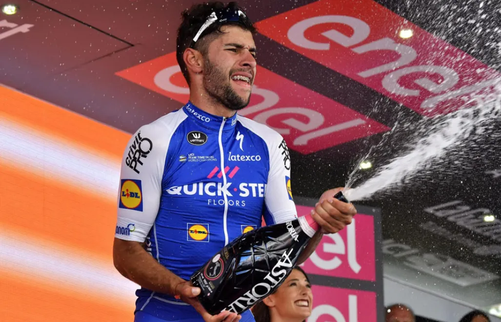epa05948705 The new overall leader, Colombian rider Fernando Gaviria of QuickStep - Floors celebrates on the podium after winning the third stage of the 100th Giro d'Italia cycling race, over 148 km between Tortoli and Cagliari, Italy, 07 May 2017.  EPA/DARIO BELINGHERI 
Dostawca: PAP/EPA. PAP/EPA © 2017 / DARIO BELINGHERI