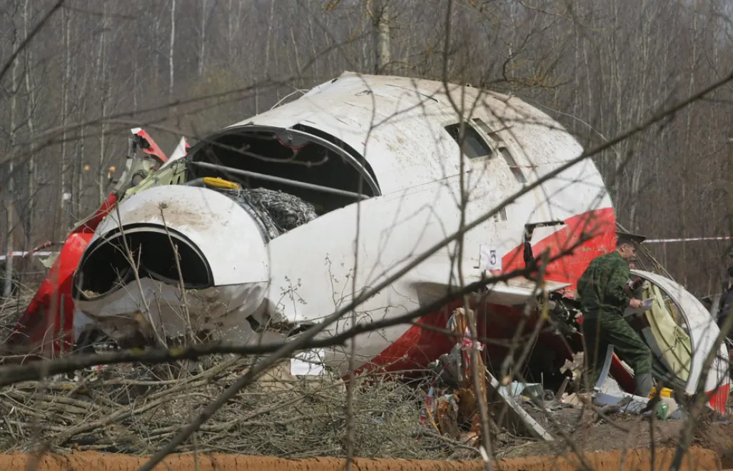 epa02114873 Russian specialist works at the site of the Polish government Tupolev Tu-154 plane that crashed near Smolensk airport, Russia, 13 April 2010. All people aboard the plane including Polish President Lech Kaczynski and his wife Maria Kaczynska were killed in the crash.  EPA/SERGEI CHIRIKOV
Dostawca: PAP/EPA. PAP/EPA © 2017 / SERGEI CHIRIKOV