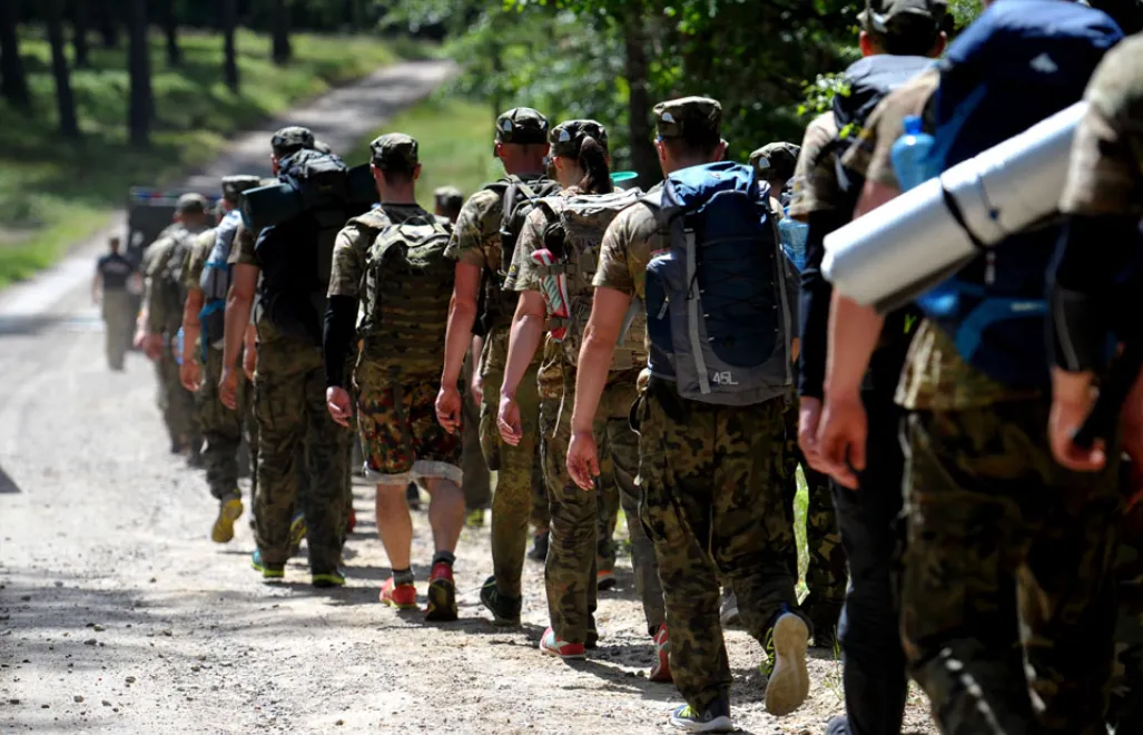 Jaworze, 27.06.2017. Na Poligonie Drawskim trwa XX "Selekcja" - gra terenowa wzorowana na sprawdzianach dla kandydatów do sił specjalnych, 27 bm. Na specjalistycznych torach uczestnicy z całej Polski rywalizują przez kilka dni, pokonując przeszkody terenowe. "Selekcja" ma na celu stworzenie szansy sprawdzenia się wszystkim chętnym, w ekstremalnych warunkach, jednocześnie popularyzując zdrowy i aktywny tryb życia. Instruktorami są żołnierze wywodzący się z elitarnej 56. Kompanii Specjalnej, funkcjonariusze policji i innych służb. Co roku na imprezie pojawiają się w roli obserwatorów funkcjonariusze z elitarnych formacji wojskowych i policyjnych. (mb/doro) PAP/Marcin Bielecki PAP © 2017 / Marcin Bielecki