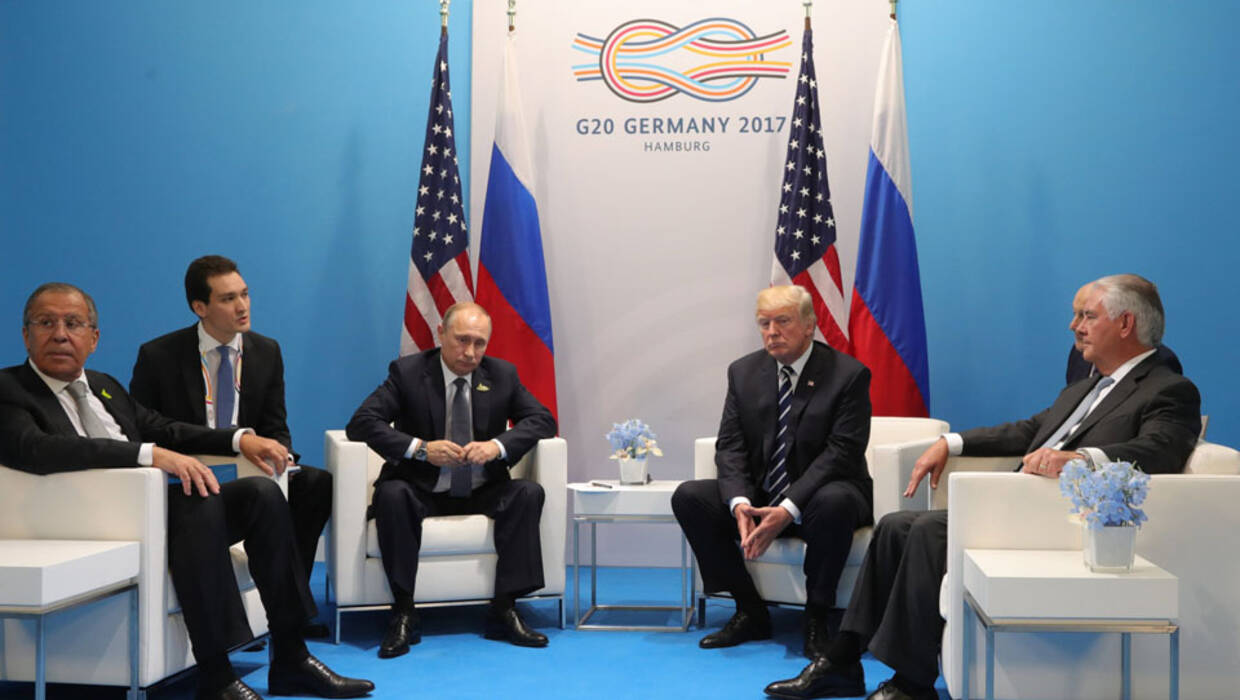 Russian President Vladimir Putin (C-L), Russian Foreign Minister Sergei Lavrov (L), US President Donald J. Trump (C-R) and US Secretary of State Rex Tillerson (R) meet on the sidelines of the G20 summit in Hamburg, Germany, 07 July 2017. The G20 Summit (or G-20 or Group of Twenty) is an international forum for governments from 20 major economies. The summit is taking place in Hamburg from 07 to 08 July 2017. Man in background (2-L) is not identified.  EPA/MICHAEL KLIMENTYEV / SPUTNIK / KREMLIN POOL / POOL MANDATORY CREDIT 
Dostawca: PAP/EPA. PAP/EPA © 2017 / MICHAEL KLIMENTYEV / SPUTNIK / K