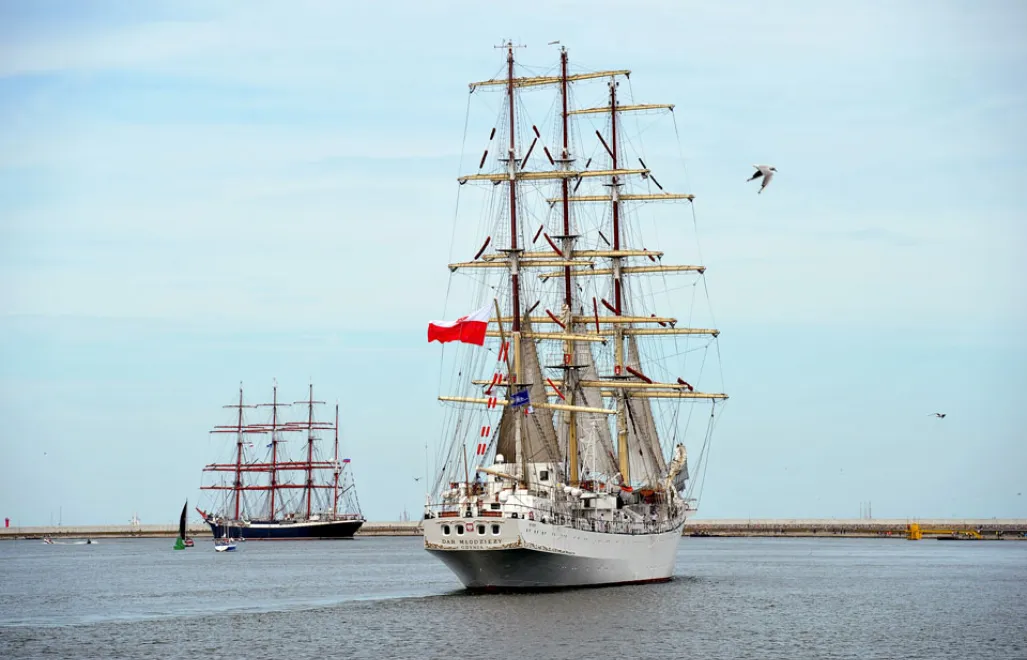 Świnoujście, 08.08.2017. Żaglowiec Dar Młodzieży (P) podczas parady jednostek pod żaglami na zakończenie regat The Tall Ships Races, na trasie między Międzyzdrojami a Świnoujściem, 8 bm. W zlocie wzięło udział ponad 70 żaglowców z 18 krajów. Załogi miały do pokonania ponad 1200 mil morskich ze szwedzkiego Halmstad, przez fińskie porty Turku i Kotka, litewską Kłajpedę do polskiego portu. Szczecin jest gospodarzem finału The Tall Ships Races już po raz trzeci. (zuz) PAP/Marcin Bielecki PAP © 2017 / Marcin Bielecki