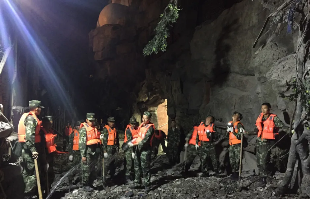 epa06133187 Paramilitary policemen work in an emergency mission in a tourist attraction after an earthquake hit in Jiuzhaigou county in southwest China's Sichuan province, 09 August 2017. At least nine people were killed and over 130 were injured after an earthquake hit Jiuzhaigou County in Sichuan Province, late 08 August.  EPA/ZHENG LEI CHINA OUT 
Dostawca: PAP/EPA. PAP/EPA © 2017 / ZHENG LEI