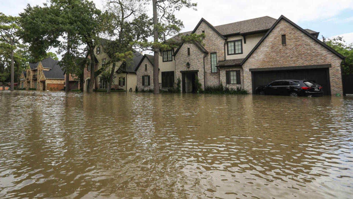 Floodwaters rise and threaten homes in a neighborhood in the aftermath of Hurricane Harvey in Houston, Texas, USA, 30 August 2017. Fot. PAP/EPA/TANNEN MAURY