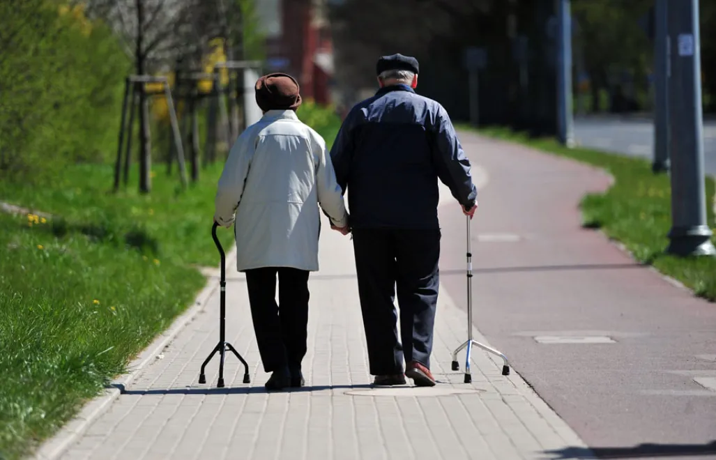 Starsza para na spacerze.  Archiwum Fot. PAP © 2017 / Marcin Bielecki