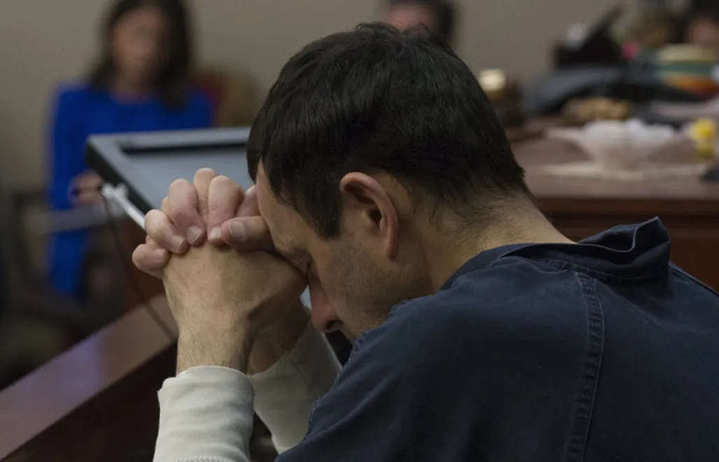 epa06444621 Dr. Larry Nassar listens to the victim impact statements during court proceedings in the sentencing phase  in Lansing, Michigan, USA, 16 January 2018. Dr. Larry Nassar was a doctor at Michigan State University and for the US Gymnastics team and has been convicted on multiple counts of sexual abuse of minors in Federal Court and faces additional sentencing in Michigan.  EPA/RENA LAVERTY 
Dostawca: PAP/EPA. PAP/EPA © 2018 / RENA LAVERTY