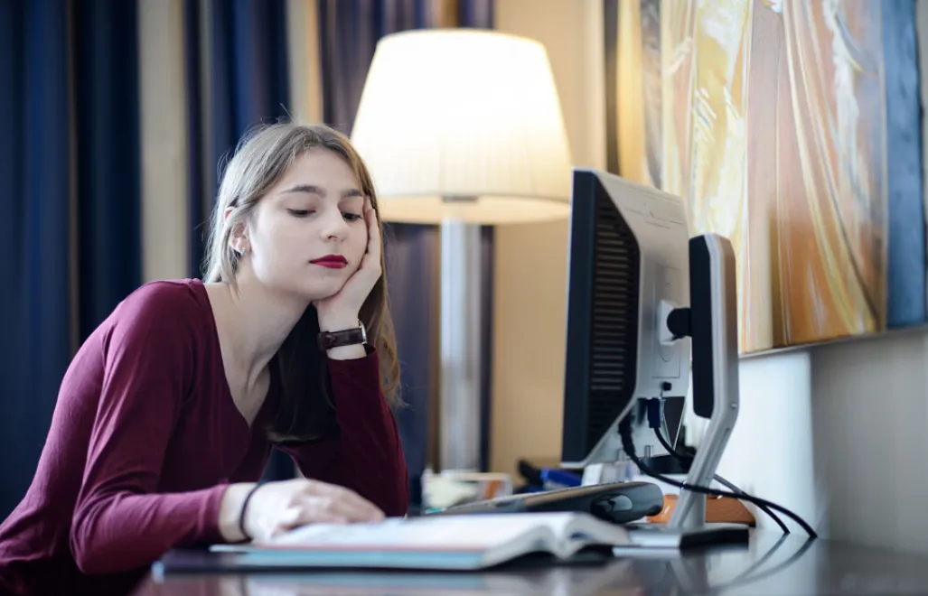 Warszawa, 08.09.2017. Kobieta przy biurku, uczy siÄ™.(jt/am) PAP/Jacek Turczyk

***UWAGA!!! ZDJÄCIA NIE MOGÄ„ BYÄ† WYKORZYSTANE  DO TEMATĂ“W O CHOROBACH WENERYCZNYCH ORAZ PSYCHICZNYCH Z WYĹÄ„CZENIEM DEPRESJI*** Archiwum PAP © 2018 / Jacek Turczyk