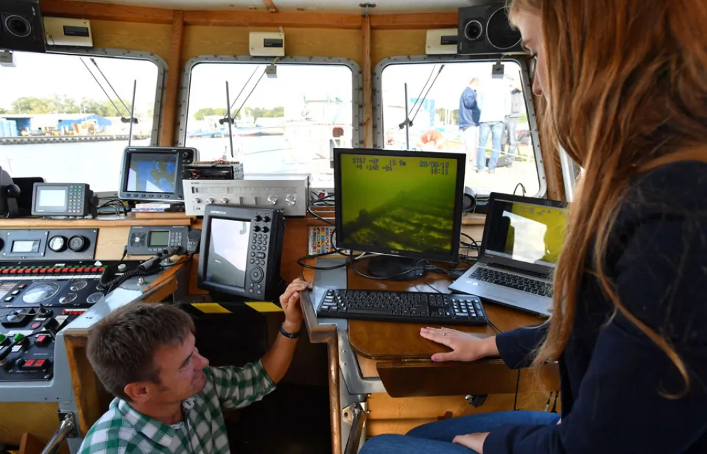 Kołobrzeg, 05.09.2018. Wstępna prezentacja materiałów z trwających podwodnych badań w ramach projektu "Wraki Kołobrzegu 2018", 5 bm., na pokładzie jednostki hydrograficzno-pomiarowej – ECHO 2. (sko) PAP/Marcin Bielecki PAP © 2018 / Marcin Bielecki