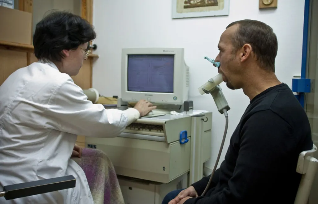 Lublin, 14.10.2010. Kobieta podczas badania spirometrycznego płuca, 14 bm. w Lublinie. Dziś wypada Światowy Dzień Spirometrii. (kkk) PAP/Wojciech Pacewicz PAP © 2018 / Wojciech Pacewicz
