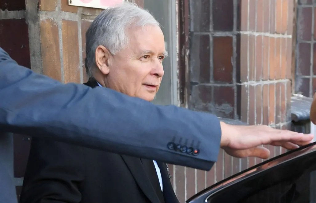 Warszawa, 08.06.2018. Prezes PiS Jarosław Kaczyński opuszcza Wojskowy Instytut Medyczny, 8 bm. (sko)  PAP/Radek Pietruszka 