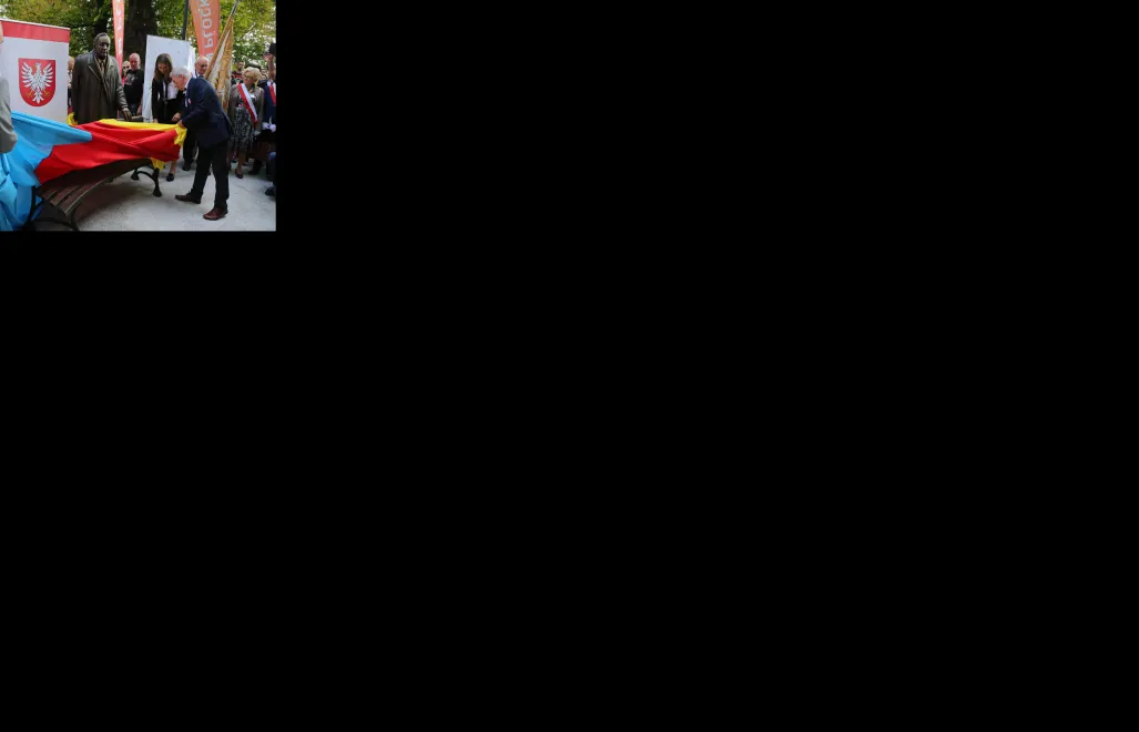 Płock, 11.09.2019. Uroczystość odsłonięcia pomnika Tadeusza Mazowieckiego, w przeddzień 30. rocznicy zaprzysiężenia kierowanego przez niego rządu w parku na Wzgórzu Tumskim w Płocku. Fot. PAP/Piotr Augustyniak