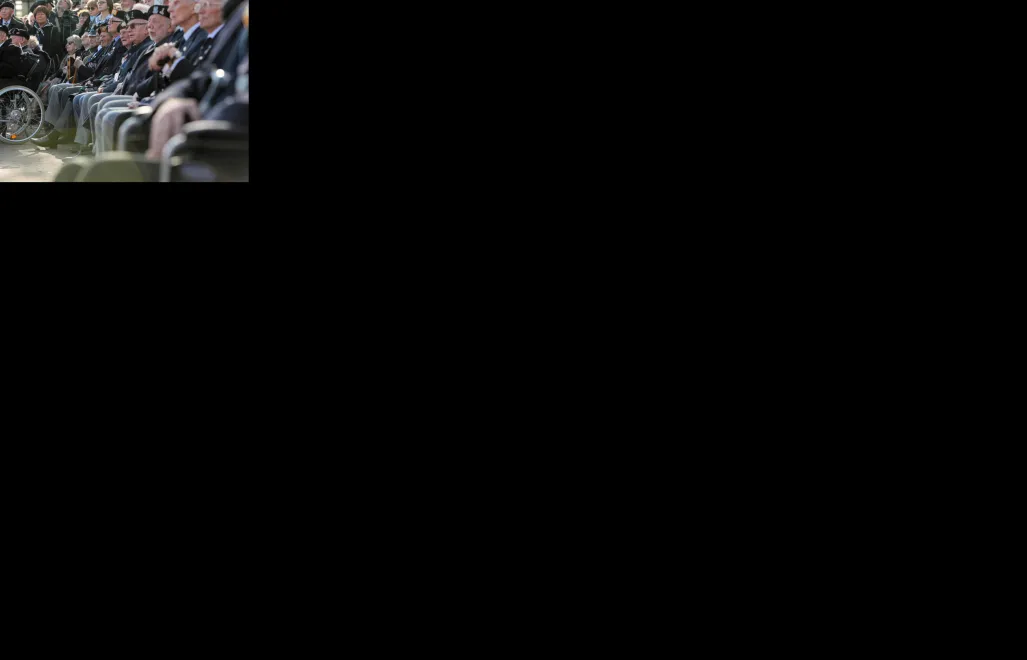 Breda, Holandia, 26.10.2019. Weterani i zaproszeni goście podczas uroczystości złożenia kwiatów przy tablicy poświęconej polskim żołnierzom, 26 bm. w Bredzie. Fot. PAP/Leszek Szymański